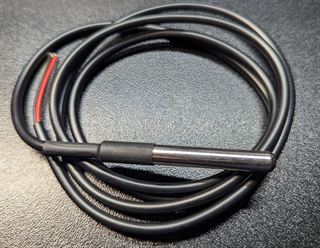 DS18B20 waterproof probe: a stainless steel tip on a coiled black cable with three bare wire ends