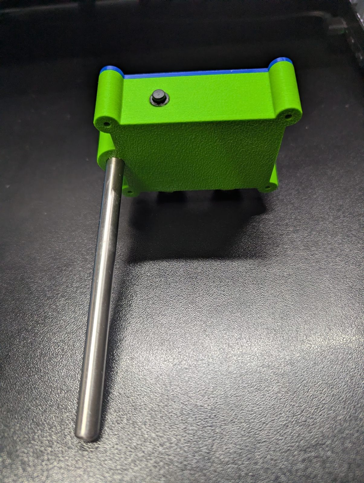 Rear view of the clip body and the probe mount