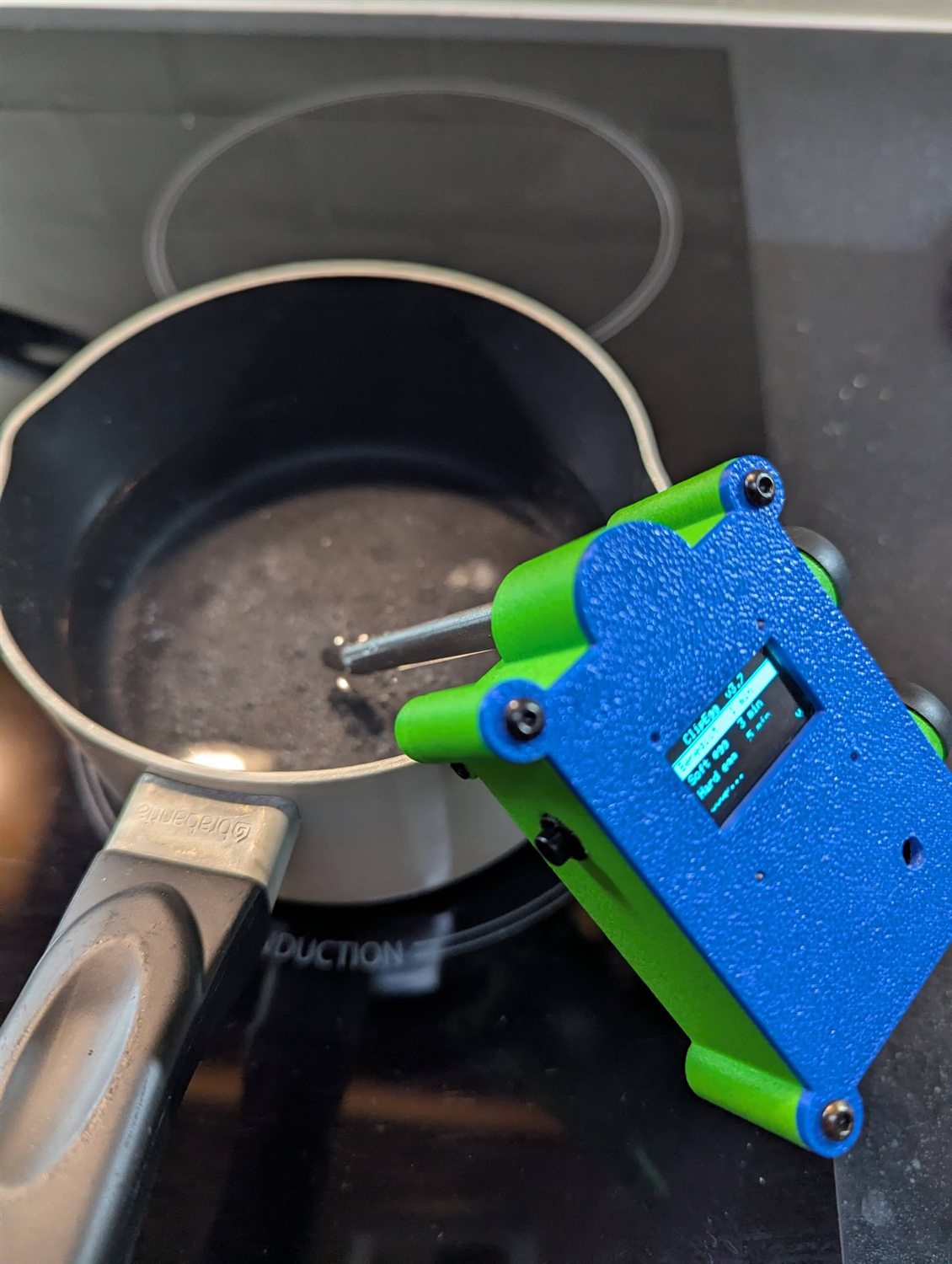 The preset menu on screen — Benedict, soft egg, hard egg — with the pot behind